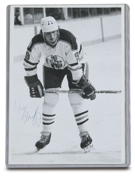 1979-80 Wayne Gretzky Autographed Rookie Photo