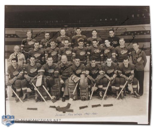 1940-41 Detroit Red Wings Autographed Team Photograph