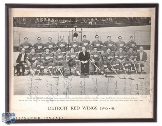 1945-46 Detroit Red Wings Autographed Team Photo (14" x 11")