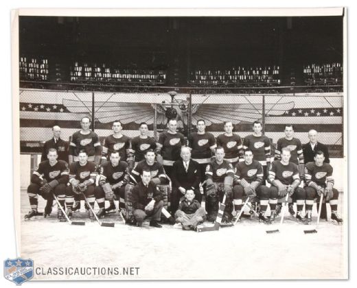 1944-45 Detroit Red Wings Team Photograph (8" x 10")