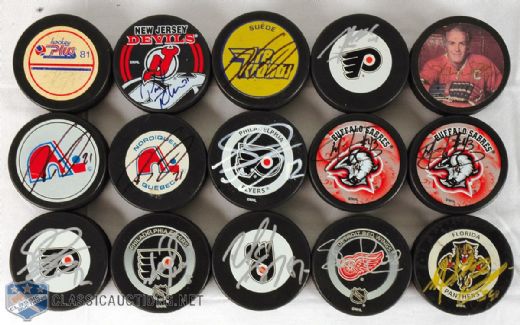 Autographed and Souvenir Puck Collection of 32, Including Lafleur and Forsberg Signed Pucks