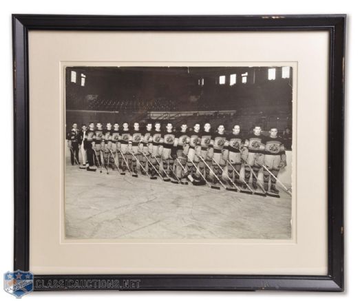 Chicago Black Hawks 1935-36 Framed Panoramic Team Photo Featuring Howie Morenz (16 1/4" x 19 1/2")