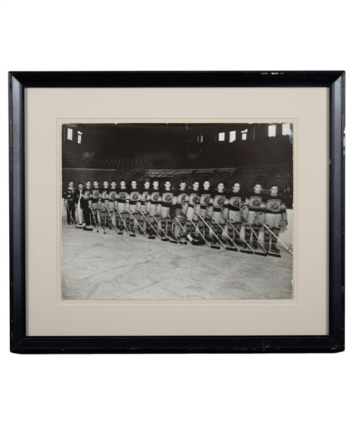 Chicago Black Hawks 1935-36 Framed Panoramic Team Photo Featuring Howie Morenz (16 1/4" x 19 1/2")