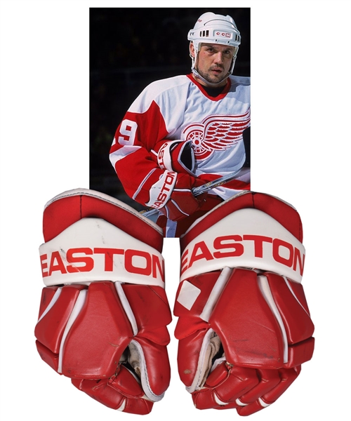 Steve Yzermans 2000-01 Detroit Red Wings Easton Game-Used Gloves with Photo-Matched Right Glove