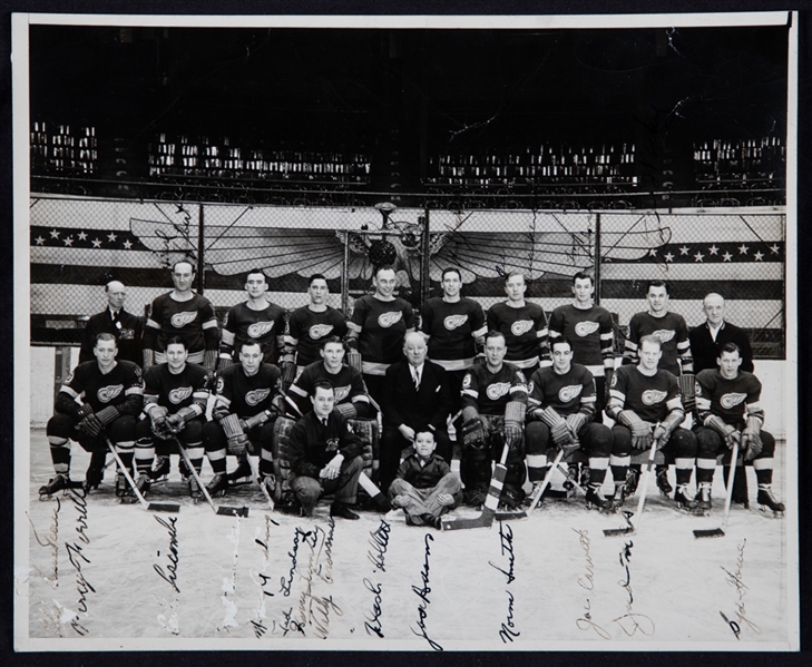 Detroit Red Wings 1944-45 Team-Signed Photo from the E. Robert Hamlyn Collection with JSA LOA Including Deceased HOFers Syd Howe, Ted Lindsay, Bill Quackenbush, Earl Seibert and Harry Lumley