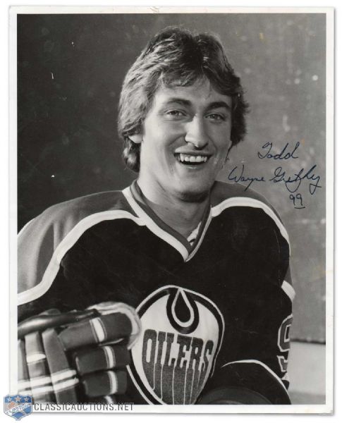Early 1980s Wayne Gretzky Edmonton Oilers Vintage Signed Photo