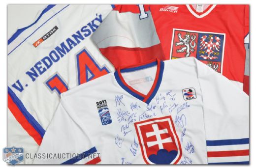 Vaclav Nedomanskys Czech & Slovakia HHOF Induction Jersey & Czech 2011 WC Team-Signed Jersey