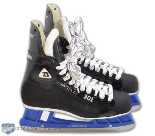 Wayne Gretzky Signed Mid-1980s Daoust 301 Skates with Blue Perfecta Blades