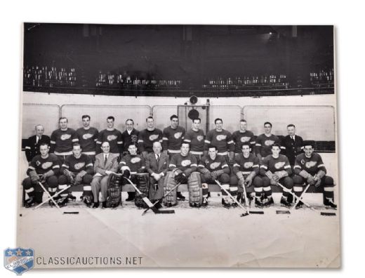 Detroit Red Wings 1946-47 Team Photo (11" x 14") - Gordie Howe Rookie Season!