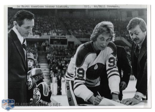 January 26th 1979 Wayne Gretzky Signs 20-Year Contract Original United Press Photo