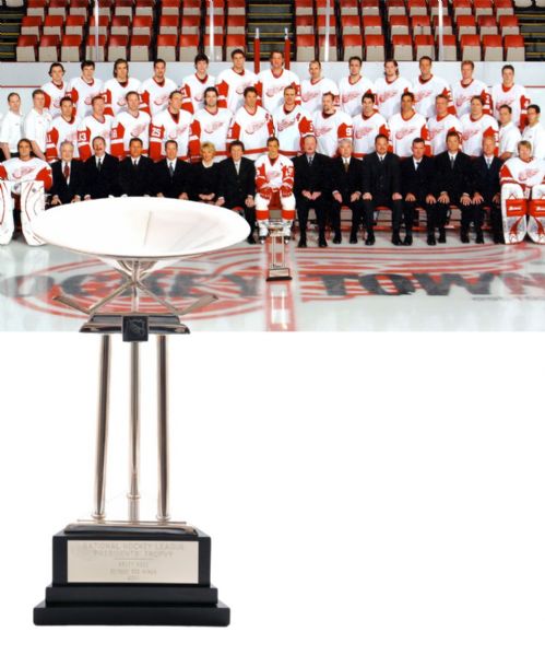 Brett Hulls 2003-04 Detroit Red Wings Presidents Trophy (15 1/4")