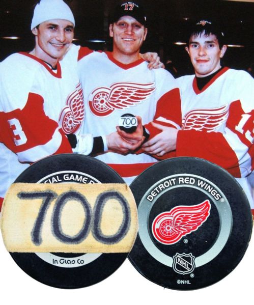 Brett Hulls 2002-03 Detroit Red Wings "700th NHL Goal" Milestone Puck and Score Sheet <br>- Photo-Matched!