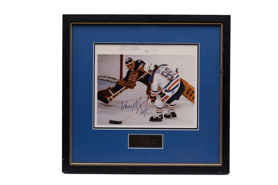 Wayne Gretzky Signed Edmonton Oilers Vintage 1987 Edmonton Sun Framed Photo (15" x 16")