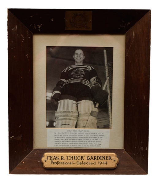 Chuck Gardiner Chicago Black Hawks International Hockey Hall of Fame Display Plaque and Framed Roll of Honour Display