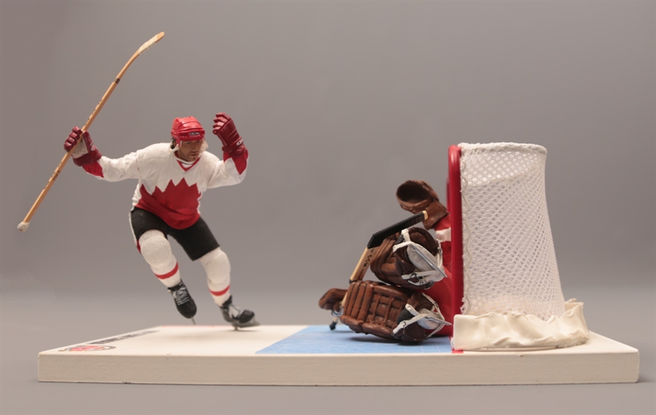 1972 Canada-Russia Series Vladislav Tretiak and Paul Henderson Custom McFarlane Figurine