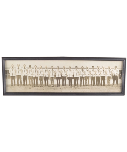 Toronto Maple Leafs 1931-32 Stanley Cup Champions Panoramic Team Photo (5 ½” x 17 ½”)