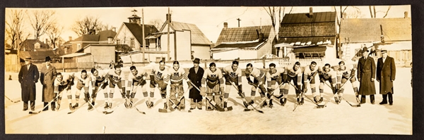 Circa 1930s “MD” Hockey Team Panoramic Photo (7 ½” x 23”) 