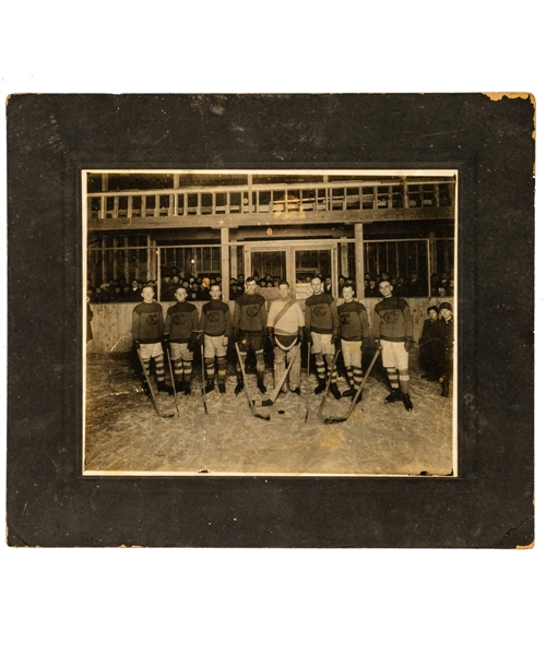 Rare Early-1920s Guelph Knights of Columbus Hockey Team Cabinet Photo with HOFer Bill Cook (12” x 14”) 