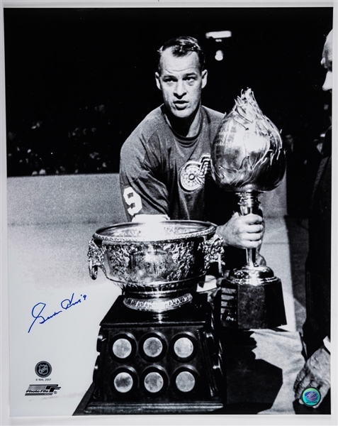 Deceased HOFer Gordie Howe Signed Detroit Red Wings Photos (16) with LOA