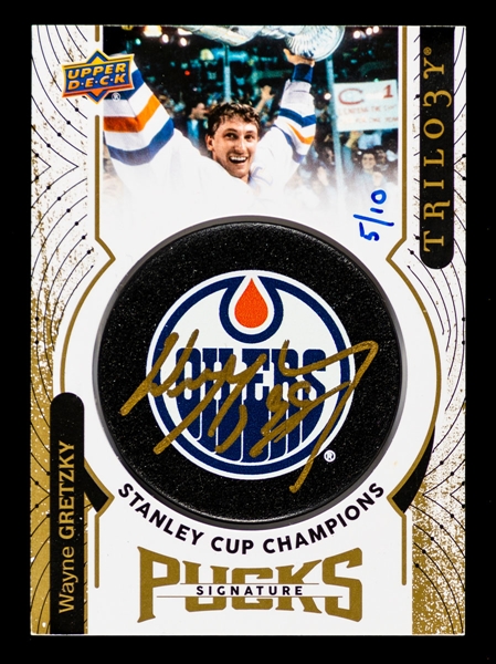 2017-18 Upper Deck Trilogy Stanley Cup Champions Signature Pucks Hockey Card #SCC-WG HOFer Wayne Gretzky (5/10)