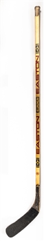Jeremy Roenicks Early-1990s Chicago Black Hawks Signed Easton Aluminum Game-Used Stick 