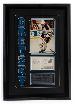 Wayne Gretzky Signed 1982 Cover "Gretzky Surpasses Phil Espositos 76 Goals" Framed Photo Display (19" x 27")