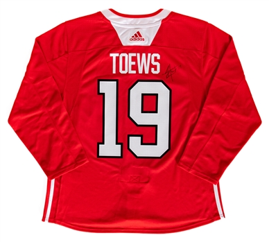 Jonathan Toews Signed Chicago Black Hawks Captains Practice Jersey with JSA Auction LOA 